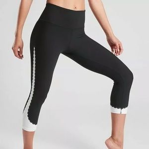 ATHLETA Black White scalloped Tight Leggings Sz S